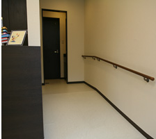 通路はスロープになっています。車いすやベビーカーでも大丈夫。